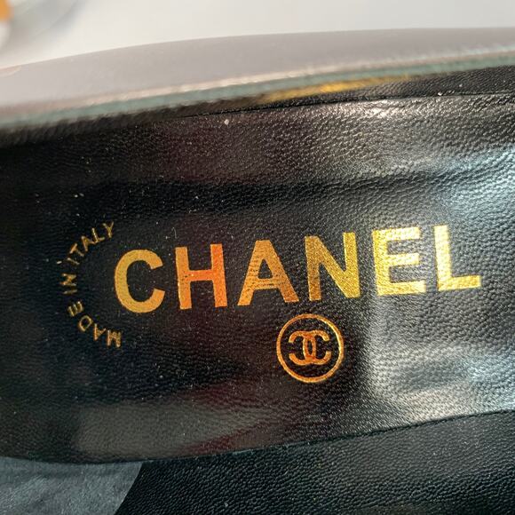 CHANEL Size 6 Grey Black Leather Cap Toe Pumps - Picture 8 of 8